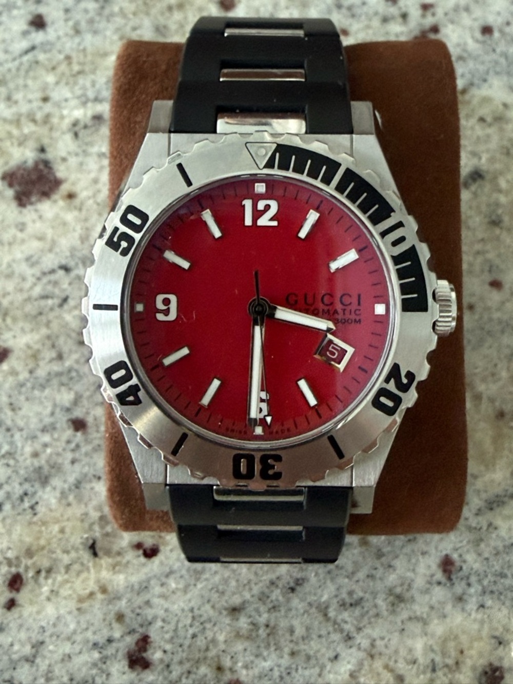 Gucci Pantheon Automatic Red Dial Men's Dive Watch